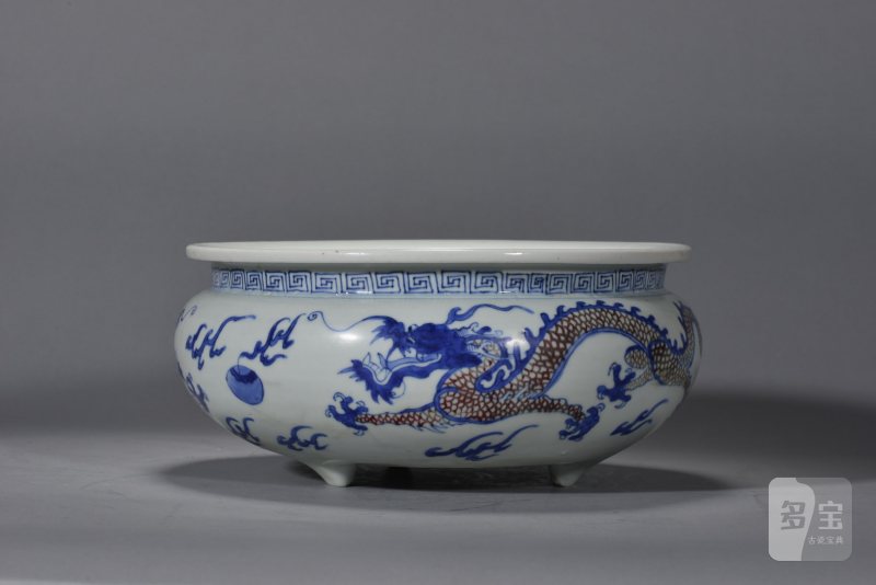 清康熙 青花釉里红双龙戏珠纹三足炉 - 图3